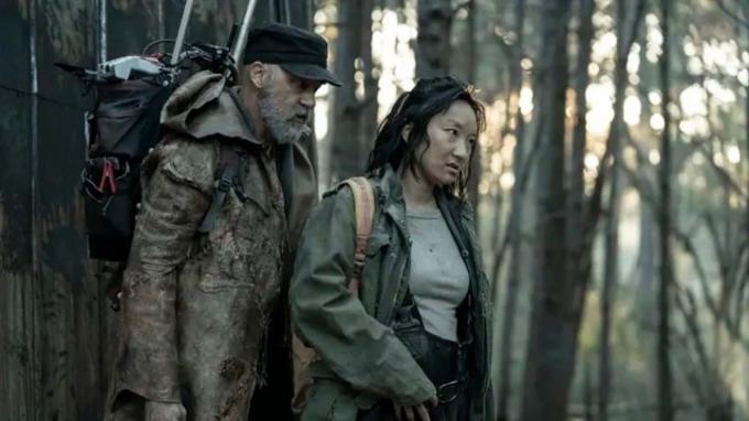 Dr. Everett in Amy stojita zunaj v prizoru iz Tales of the Walking Dead.