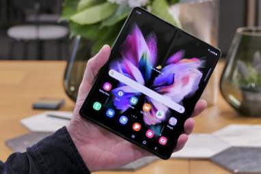 Nyissa ki a Galaxy Z Fold 3-at elölről nézve.