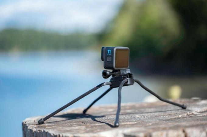 GoPro Hero 11 Black على حامل ثلاثي القوائم Gumby.