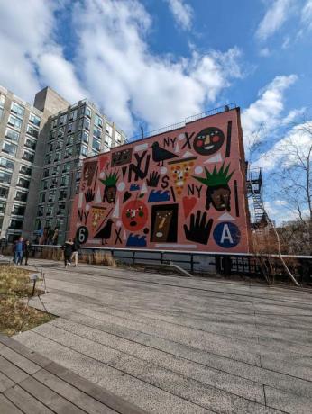 Foto sudut lebar dari Pixel 7 Pro, menampilkan mural di New York.