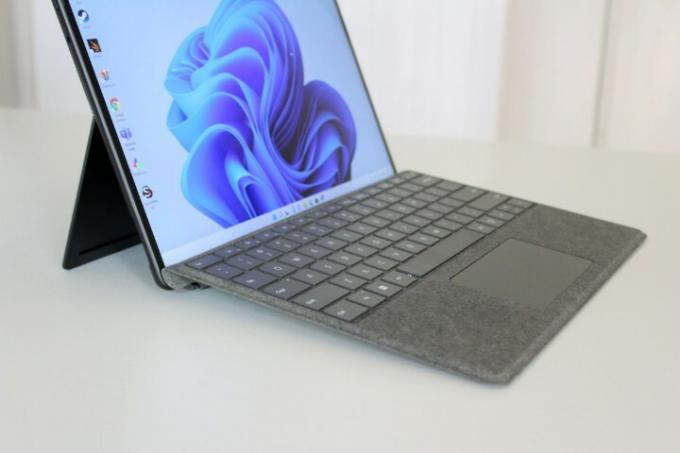 Näppäimistö kallistui ylöspäin Surface Pro 8:ssa.