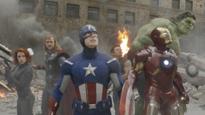 The Avengers stojaci spolu v New Yorku v 