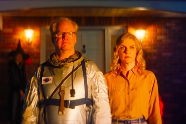 Jim Gaffigan draagt ​​een ruimtepak terwijl hij naast Rhea Seehorn in Linoleum staat.