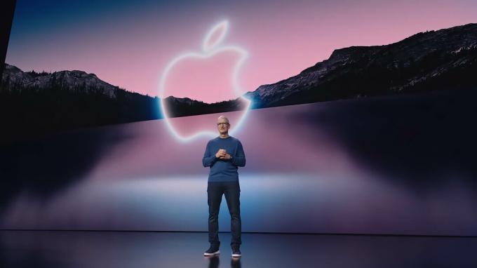 Apple'i tegevjuht Tim Cook seisab 2021. aasta septembris toimuval Apple'i üritusel laval.