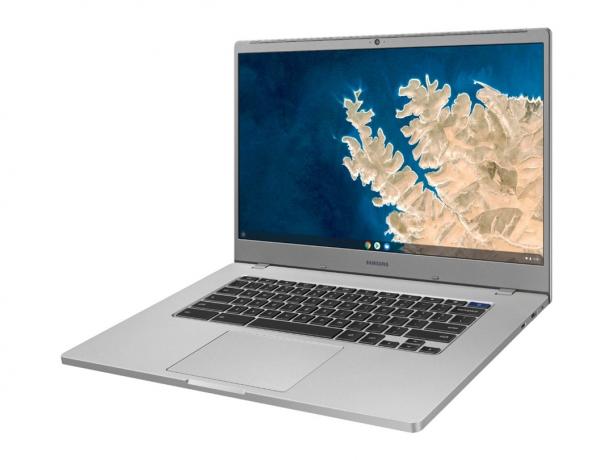 Um ângulo lateral do Chromebook Samsung de 15,6 polegadas contra um fundo branco.