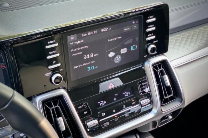 Close-up van het infotainmentsysteem in de Kia Sorento Hybrid 2021 met brandstofverbruik. 