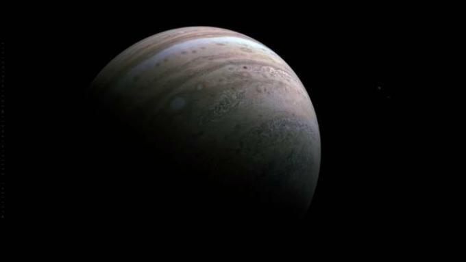 Nasina misija Juno je posnela ta pogled na Jupitrovo južno poloblo med 39. bližnjim preletom vesoljskega plovila mimo planeta januarja. 12, 2022.