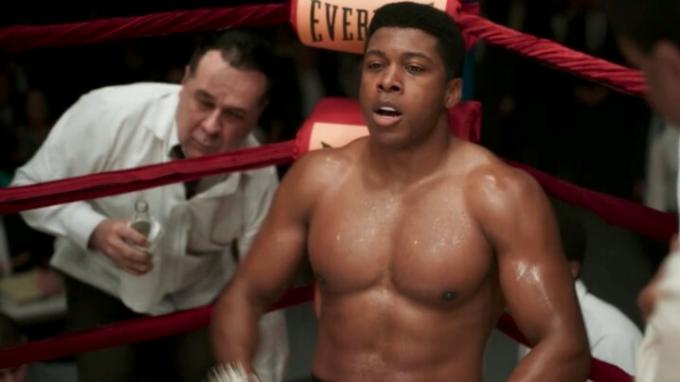 Eli Goree ca Cassius Clay în ringul de box în One Night in Miami.