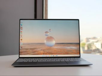 Dell XPS 13 9315 บนโต๊ะกับหน้าต่าง