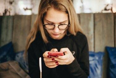 Meisje op smartphone