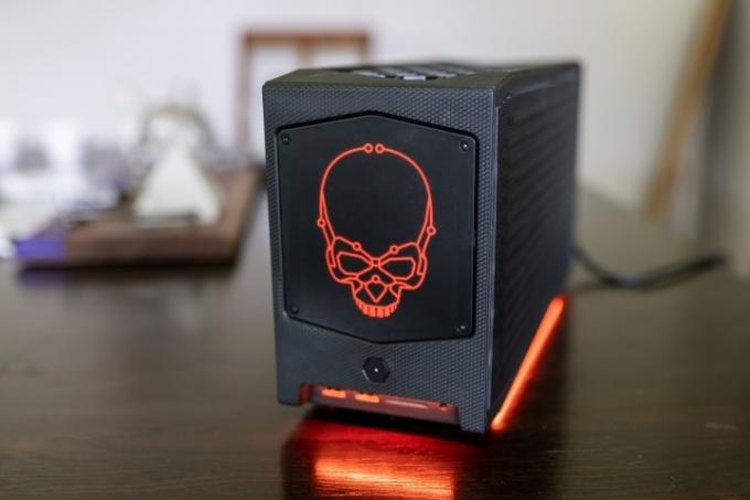 Totenkopf auf dem Intel NUC 11 Extreme.