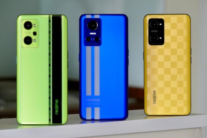 Realme GT Neo 2, GT Neo 3 ja GT Neo 3T takaa katsottuna.