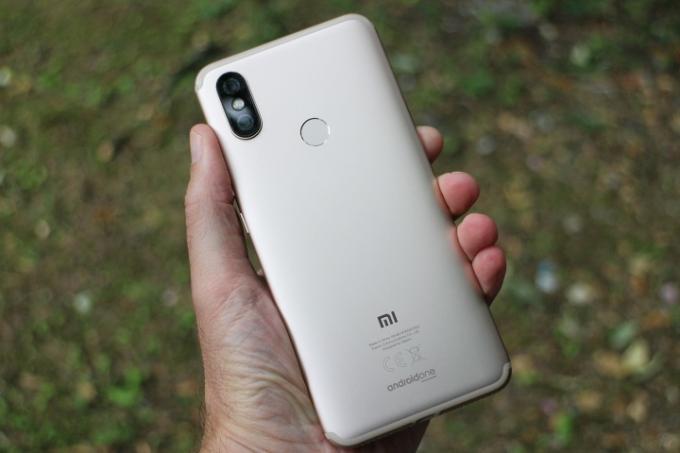 xiaomi mi a2 roka nazaj polna