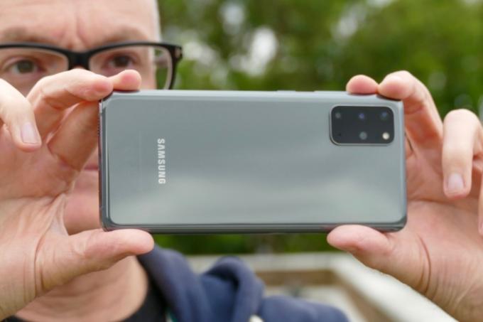 Galaxy S20 Plus tagakaamera käsi