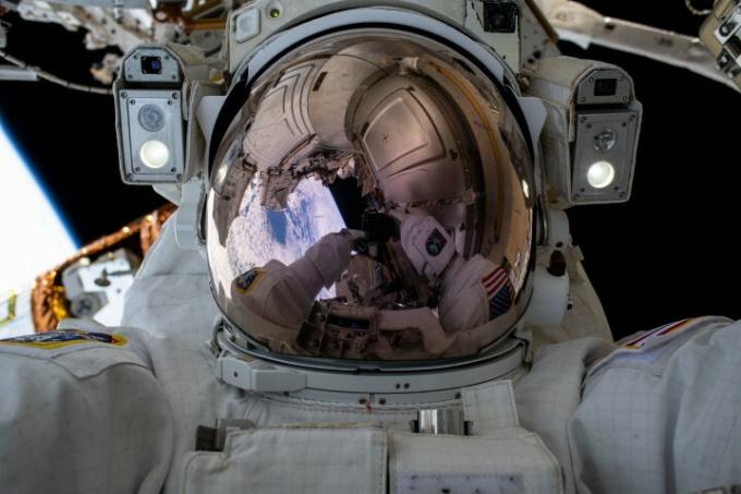 L'astronaute de la NASA et commandant de l'Expédition 63 Chris Cassidy a pris ce « selfie spatial » épique lors d'une sortie dans l'espace à la Station spatiale internationale le 21 juillet 2020.