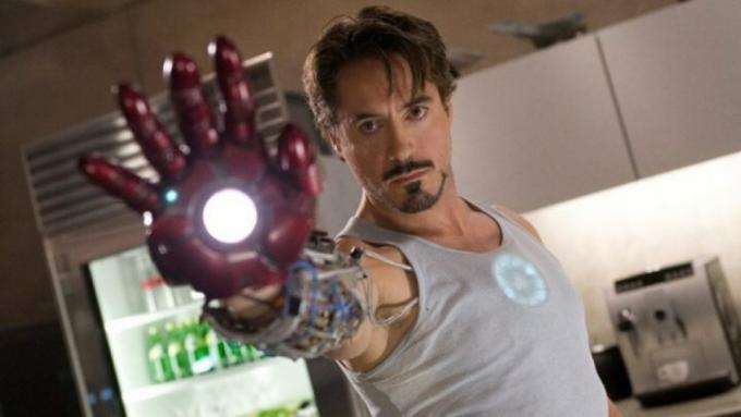 Robert Downey Jr. sostiene un guante en Iron Man.