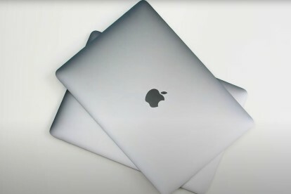 Attēlā redzama MacBook datoru kaudze no augšas uz leju.