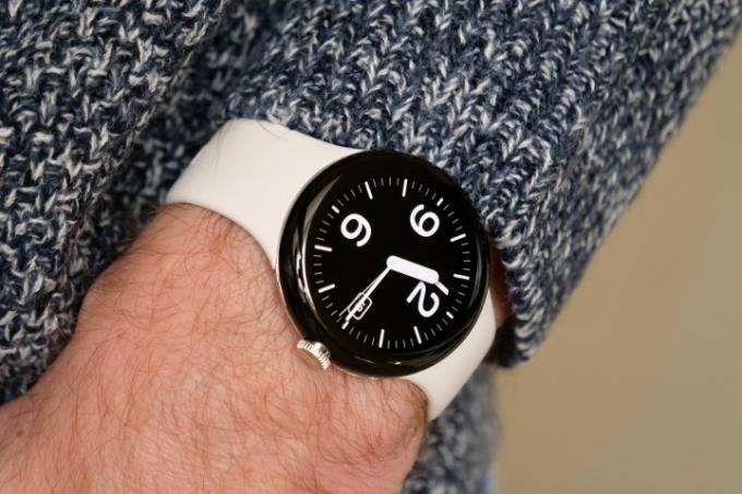 „Google Pixel Watch“ „Pilot Bold“ laikrodžio ciferblatas.