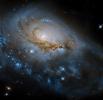 Hubble slika spiralnu galaksiju s jarko sjajnim srcem