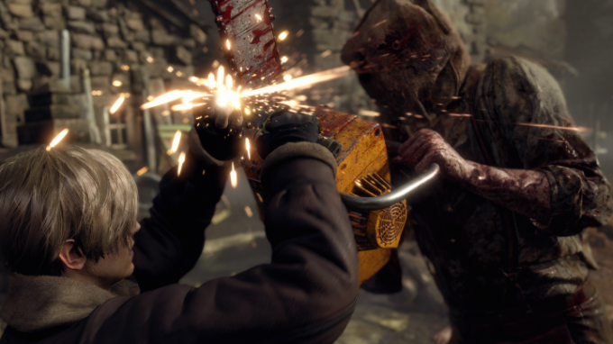 Leon paruje piłę łańcuchową wieśniaka w Resident Evil 4.
