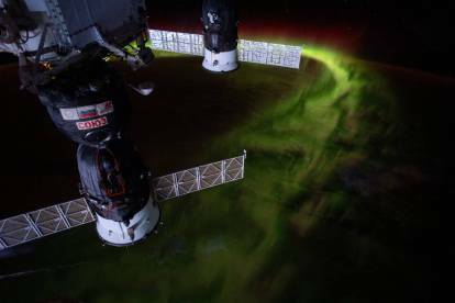 호주 남서쪽 인도양 400km 상공의 국제 우주 정거장 궤도에서 이 야간 사진은 다음과 같은 모습을 포착합니다. aurora australis 또는 