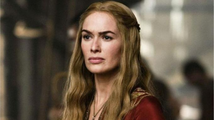 Cersei vypadá naštvaně ve Hře o trůny.