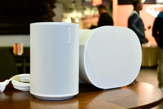 Sonos Era 300 og Era 100 side om side.