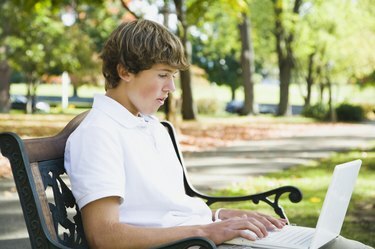 Estudiante usando una computadora portátil