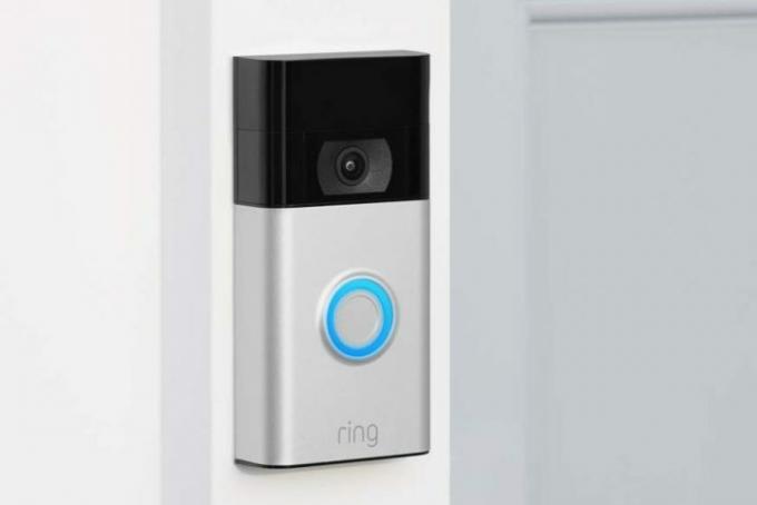Ring Video Doorbell instalat lângă o ușă albă de intrare.