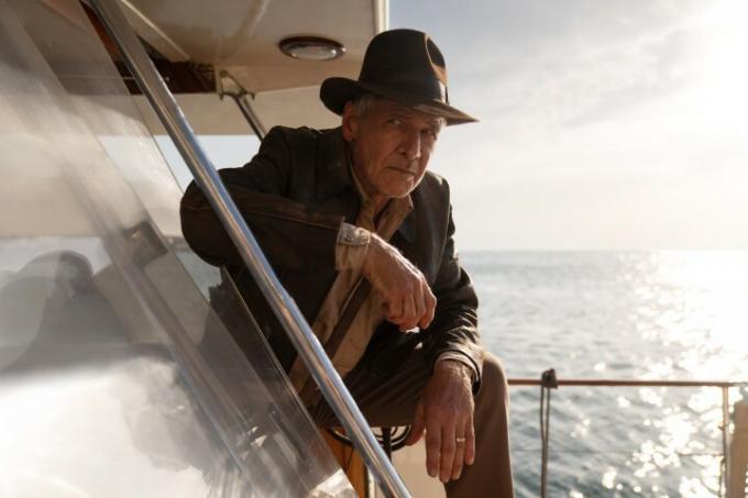 Indiana Jones płynie łodzią w filmie Indiana Jones i tarcza przeznaczenia.