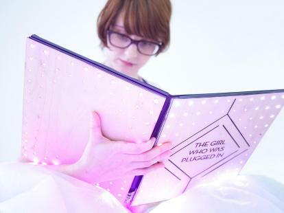 le prototype de fiction sensorielle de Mits donne des commentaires physiques livres grande fille