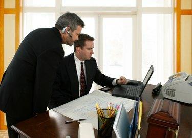 ノートパソコンを見ている2人のビジネスマン
