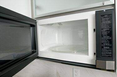 Buka oven microwave di dapur