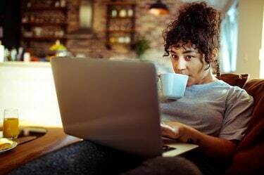 Kobieta korzystająca z laptopa