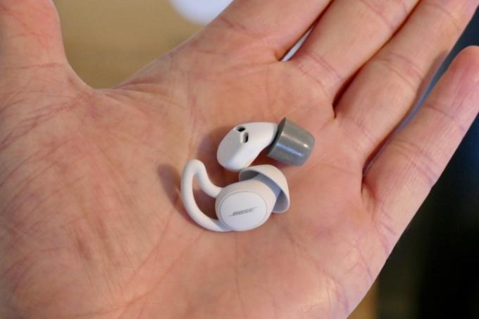 אוזניות Bose SleepBuds 2 ו-QuetOn 3 ביד.