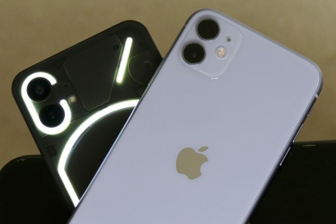 Las cámaras del Nothing Phone 1 y del iPhone 11.