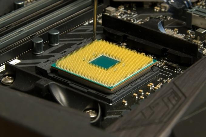 En AMD Ryzen 7 1700-processor som sitter på ett moderkort.