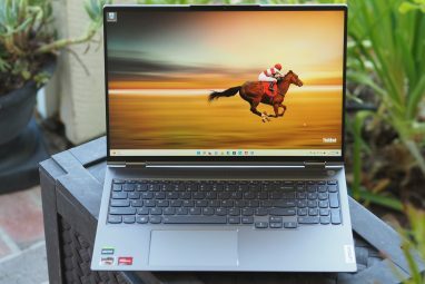 منظر أمامي لجهاز Lenovo ThinkBook 16p Gen 3 يُظهر شاشة العرض وسطح لوحة المفاتيح.