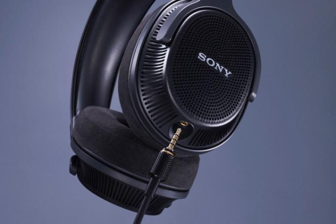 Sony MDR-MV1 arkası açık stüdyo kulaklıkları.