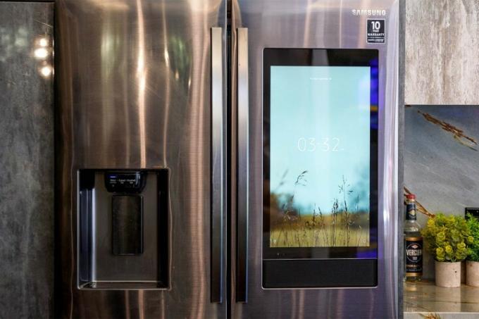 El refrigerador inteligente en una casa de lujo en el Valle de San Fernando de California.