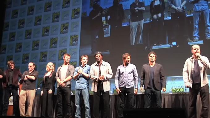 Акторський склад Месників і Джосс Відон на Comic-Con 2015.
