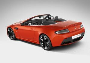 Aston Martin V12 Vantage Roadster, Dreiviertelansicht von hinten