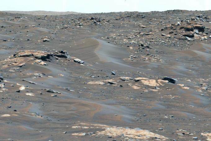 Beskuren version av en mosaik som består av 84 bilder av Mars-ytan tagna av Mastcam-Z-bildkameran ombord på NASA: s Perseverance-rover.