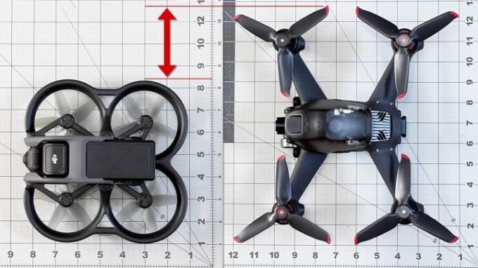 Et foto, der viser de relative størrelser af DJI Avata- og FPV-dronerne