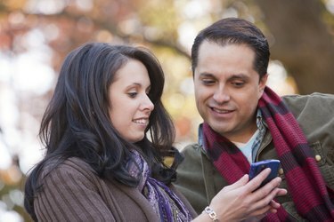 Algumas mensagens de texto em um telefone celular