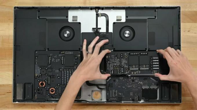 Razstavljanje Apple Studio Dislpay podjetja iFixit, ki prikazuje notranjost monitorja z odstranjenim napajalnikom.