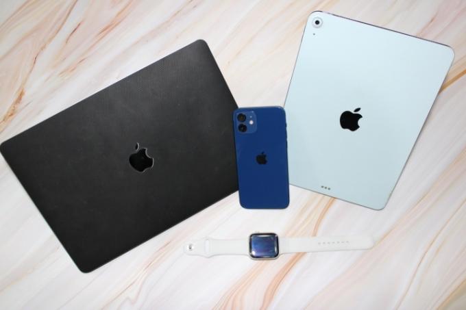 MacBook Air, iPhone 12, iPad Air และ Apple Watch SE บนโต๊ะ