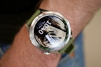 Oseba, ki nosi uro Huawei Watch GT 4.