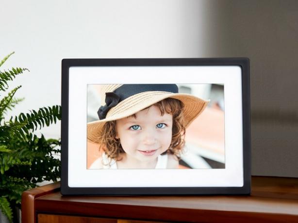 Imagem de estilo de vida de moldura de foto digital clarabóia com bebê na tela.
