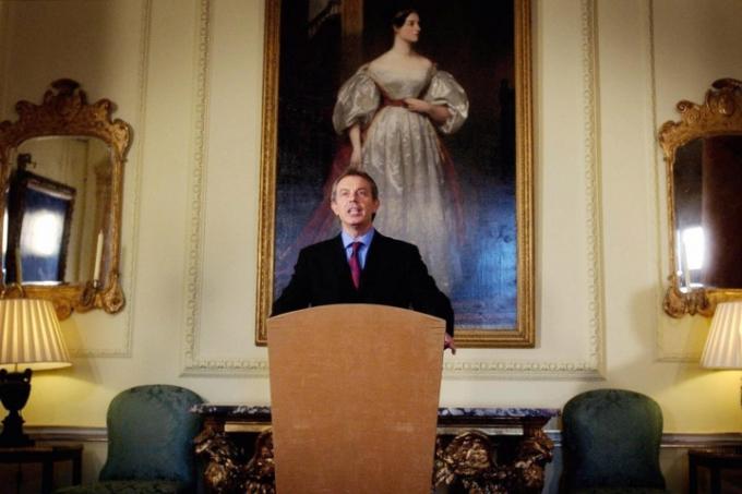 Tony Blair fala em frente a um retrato de Ada Lovelace